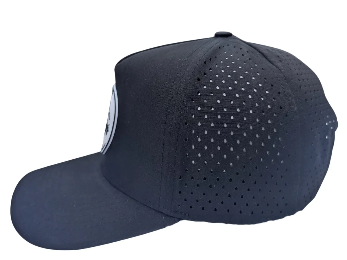 Un cappello da golf snapback nero ad alte prestazioni con lati perforati