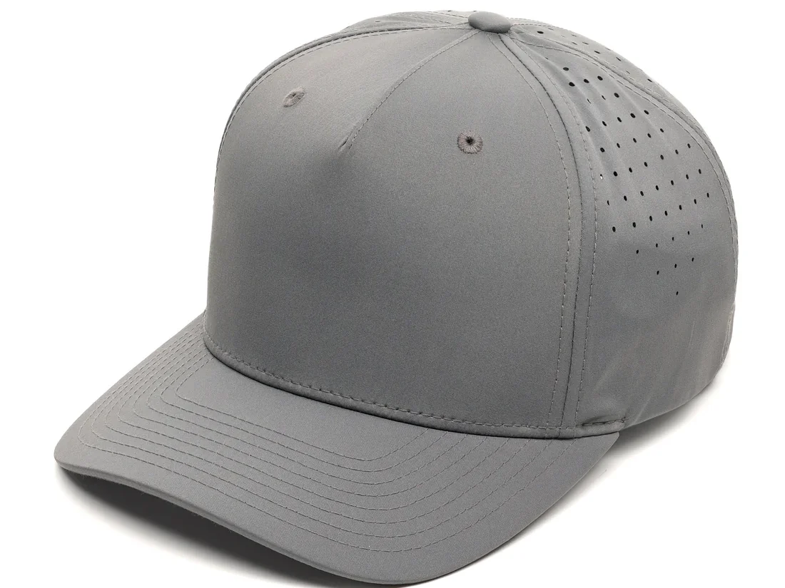 Un cappello da prestazione grigio con piccole perforazioni