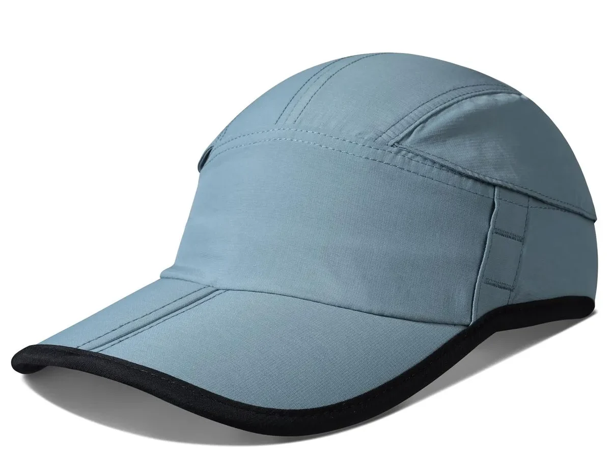 Un sombrero azul claro con clasificación UPF y ala plegable Un sombrero azul claro con clasificación UPF y ala plegable