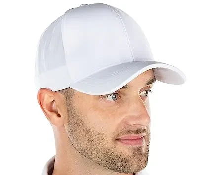 Un uomo che indossa un cappello da golf bianco da prestazione