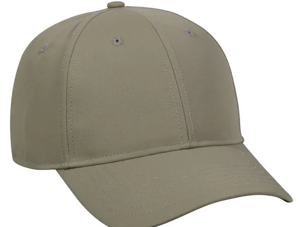Однотонная бежевая бейсболка без перфорации, отводящая влагу.