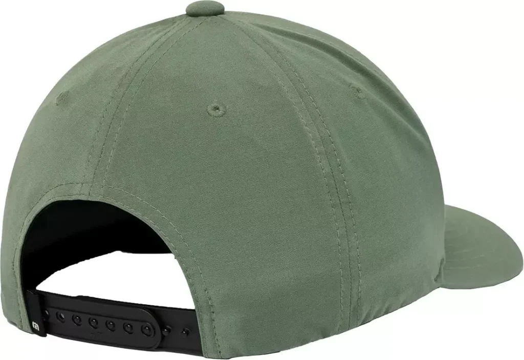 Vista posterior de una gorra de golf de alto rendimiento de color verde sólido
