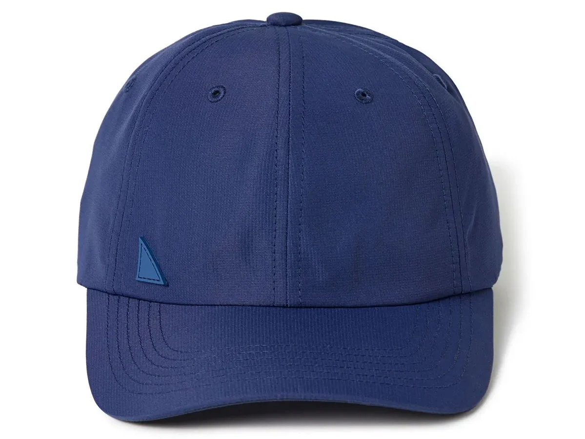 Крупный план синей влагоотводящей спортивной шапки