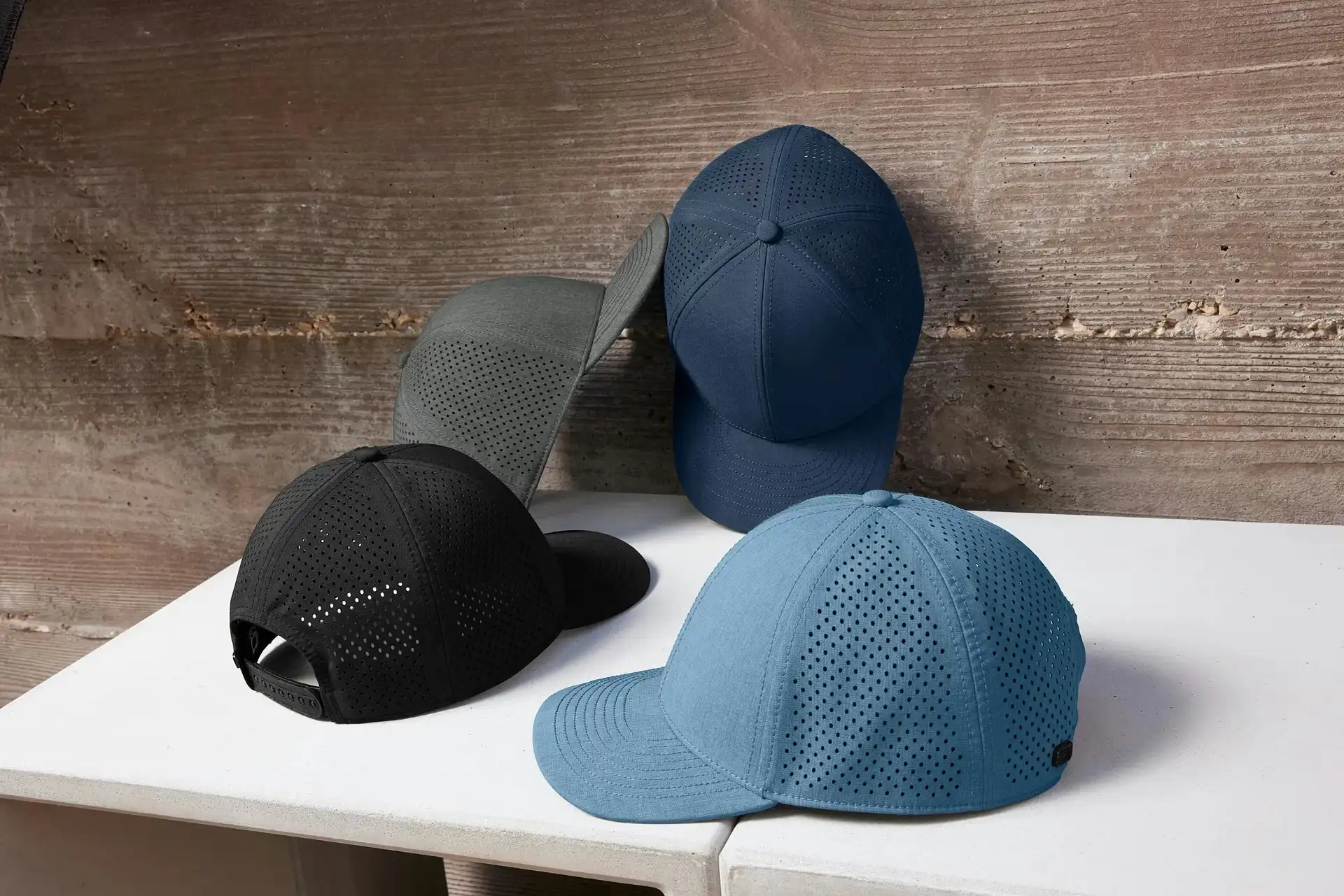 Четыре разных цвета перфорированных влагоотводящих шапок