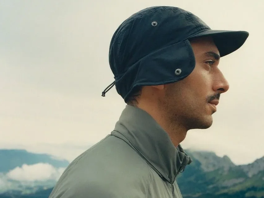 Hombre con un sombrero de senderismo de color oscuro con protección solar Hombre con un sombrero de senderismo de color oscuro con protección solar