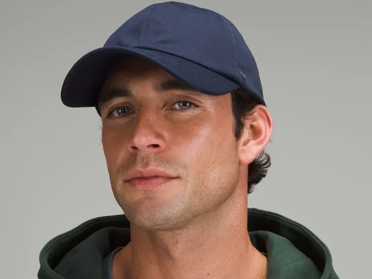 Мужчина в темно-синей влагоотводящей спортивной шапке