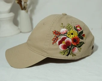 Beige embroidered cap with colorful floral bouquet Beige embroidered cap with colorful floral bouquet