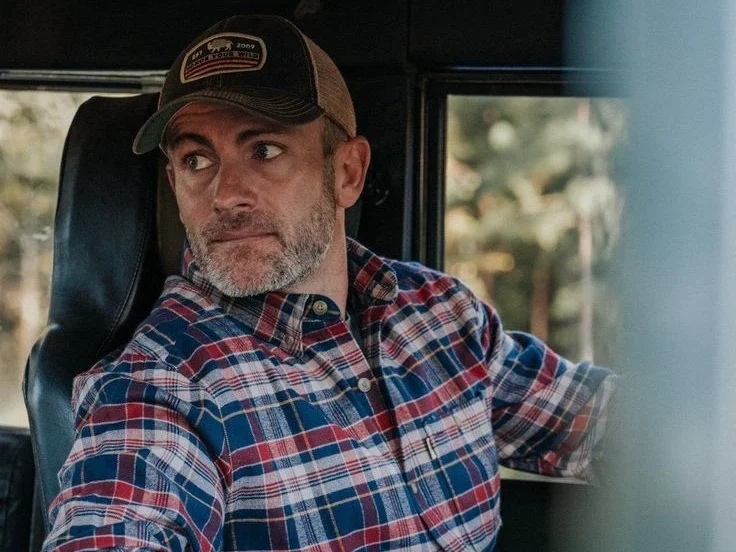 トラック運転手の帽子をかぶった男性