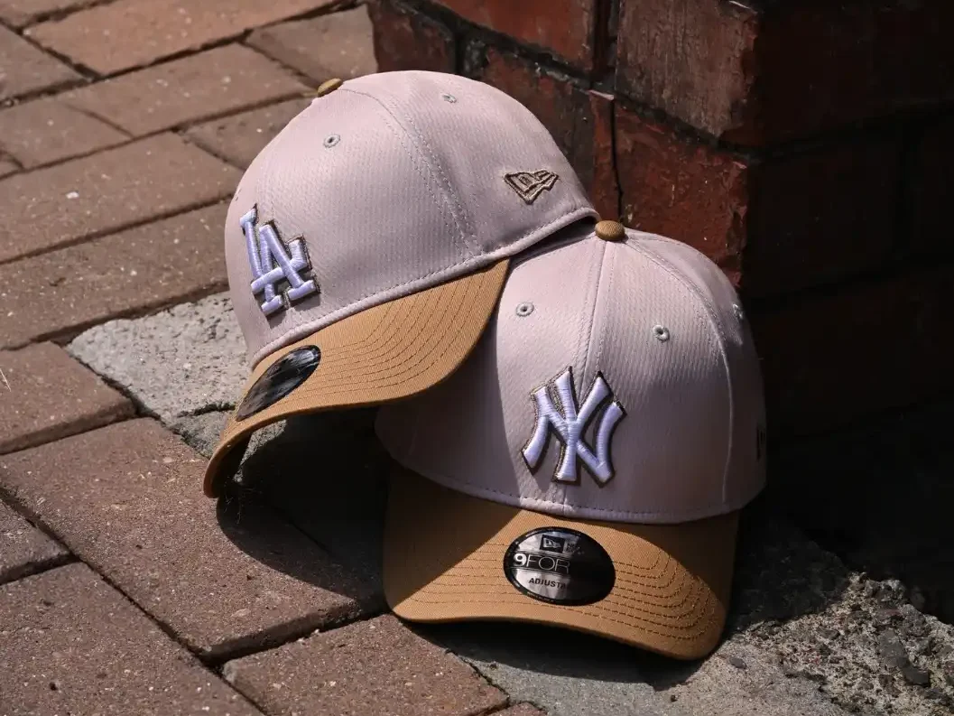 Gorras beige New Era de los Yankees y los Dodgers para exhibición al aire libre Gorras beige New Era de los Yankees y los Dodgers para exhibición al aire libre
