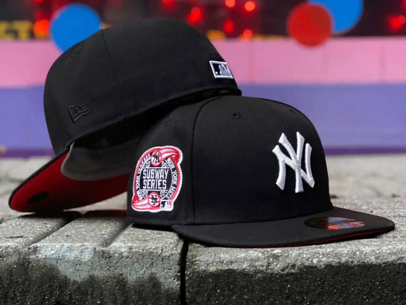 Gorra New Era Yankees negra con visera roja Gorra New Era Yankees negra con visera roja