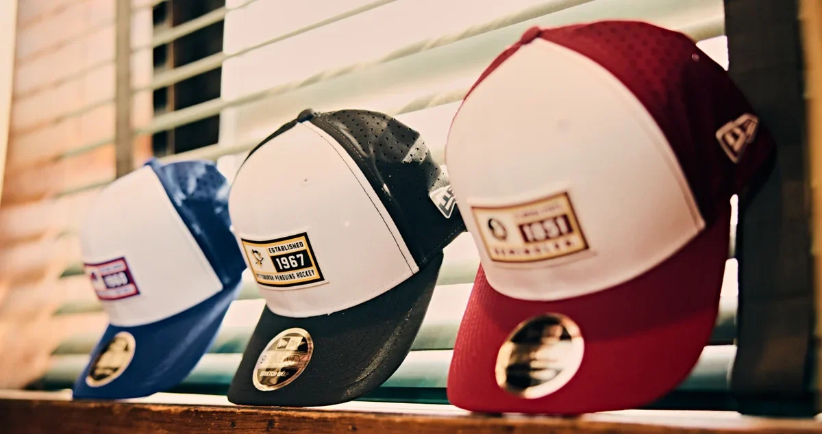 Gorras de camionero New Era en azul, negro y rojo Gorras de camionero New Era en azul, negro y rojo