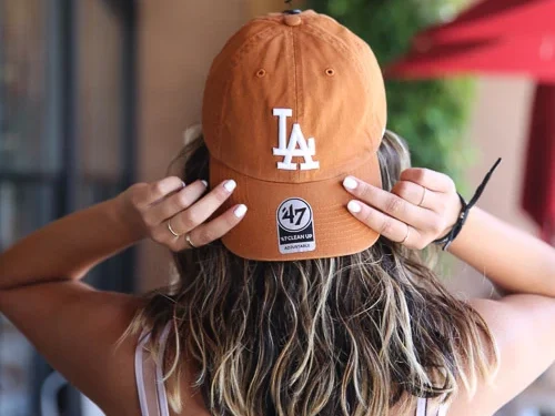 Mujer con gorra de béisbol marrón 47 LA Mujer con gorra de béisbol marrón 47 LA