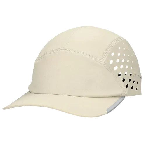 Gorra deportiva beige con paneles laterales perforados