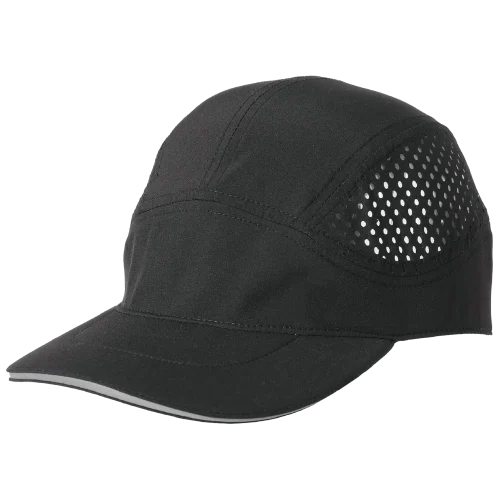 Gorra deportiva negra con paneles de ventilación de malla.