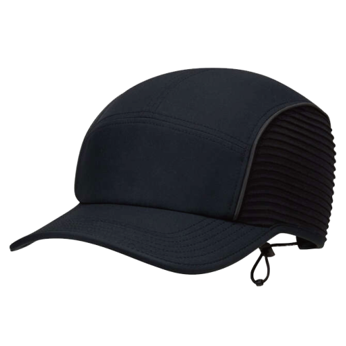 Gorra deportiva negra con laterales acanalados y parte trasera ajustable.
