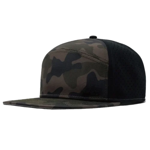 Gorra multipanel con estampado de camuflaje verde y detalles negros en contraste