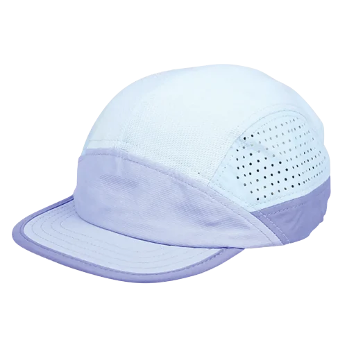 Gorra deportiva morada y blanca con laterales de malla transpirable.